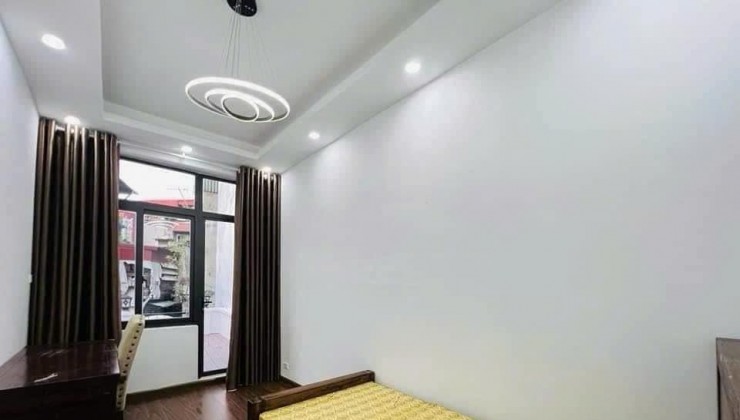 Cho thuê nhà trong ngõ Đê Tô Hoàng. Diện tích 60m2 -3tầng - 5 ngủ - 2vs, giá 15triệu